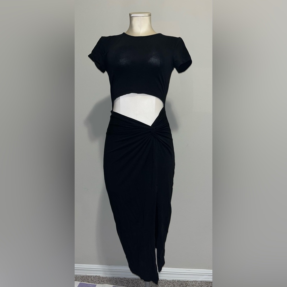 TShirt Black midi dress with cutout ruched front detail and slit